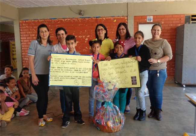 Estudantes vencedores do concurso de cartazes são premiados na EM Ponte da Aldeia